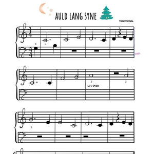 Puede incluir: Una partitura musical para la canción tradicional "Auld Lang Syne" con una ilustración de un árbol de Navidad. La música está escrita en clave de sol e incluye notas, silencios y una firma de compás de 4/4.
