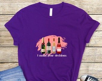 Camiseta unisex de manga corta con texto "Tomo decisiones sobre el vino, botellas, vino, camarero, bebedor de vino, sala de degustación"