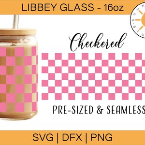 Op de afbeelding: Een glazen pot van 473 ml met een roze en wit geruit patroon. De pot is vooraf geformatteerd en naadloos voor gebruik met een Cricut of Silhouette snijmachine. De afbeelding bevat de tekst "LIBBEY GLASS - 16oz" en "Checkered".