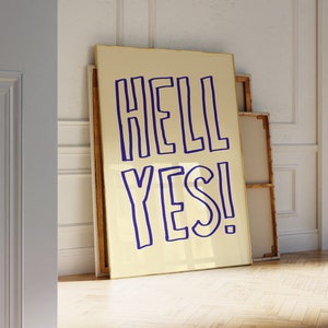 Puede incluir: Un lienzo con marco dorado con el texto "HELL YES!" escrito en letras azules.