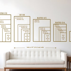 Peut inclure: Un diagramme montrant diff&eacute;rentes tailles d'impression et proportions pour les &oelig;uvres d'art, y compris 2:3, 4:5 et 3:4. Le diagramme comprend &eacute;galement des formats de papier standard comme A1, A2, A3 et A4. Le texte "Sofa is 99" (251.5cm) wide" est inclus sous le diagramme.