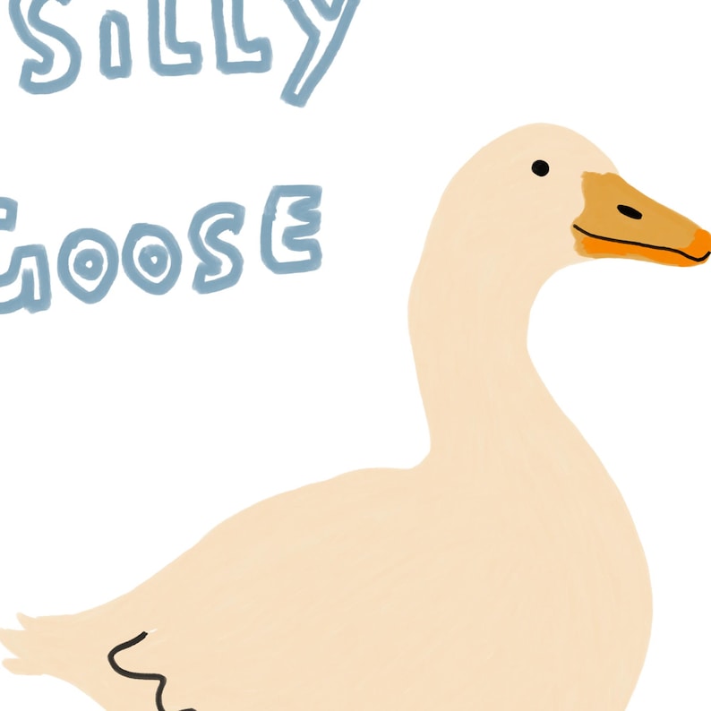 Peut inclure: Une oie blanche avec un bec orange et des yeux noirs. Le texte "Silly Goose" est &eacute;crit en bleu au-dessus de l'oie.