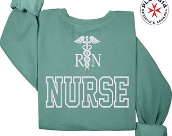 Felpa con caduceo RN ricamata: abbigliamento personalizzabile per infermieri