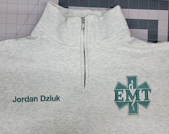 Sudadera de paramédico personalizada con cremallera de un cuarto y logotipos bordados de EMS, EMT y bomberos / Ropa médica
