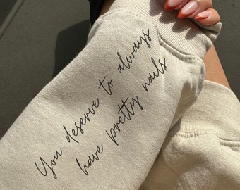 Mereces tener siempre una bonita sudadera con uñas, una camiseta con tecnología de uñas, un regalo de tecnología de uñas, un técnico de uñas, un regalo de cosmetología, un nombre en la manga