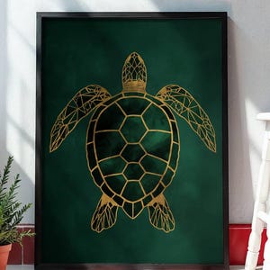 Puede incluir: Una impresión artística enmarcada con un diseño geométrico dorado de tortuga marina sobre un fondo verde oscuro. El caparazón y el cuerpo de la tortuga están delineados en dorado, creando un contraste llamativo con el verde intenso. La obra está enmarcada en negro.