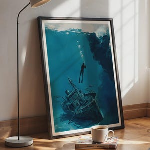 Può includere: Una stampa artistica verticale incorniciata che raffigura una scena sottomarina con una nave naufragata sul fondale. La sagoma di un subacqueo nuota sopra il relitto, circondata da acqua blu profondo, bolle e una scogliera rocciosa scura.