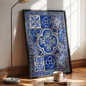 Könnte beinhalten: Ein rechteckiges gerahmtes Wandbild, das eine Collage aus blau-weißen Keramikfliesen mit komplizierten Blumen-, Granatapfel- und geometrischen Mustern zeigt. Die mittlere Fliese zeigt ein großes, verziertes vierblättriges Motiv in Kobaltblau.