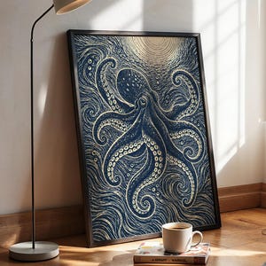 Puede incluir: Un cuadro rectangular enmarcado con una ilustración en azul oscuro y crema de un pulpo con tentáculos en espiral. El pulpo está centrado sobre un fondo de líneas onduladas y una forma circular similar a un sol en la parte superior.
