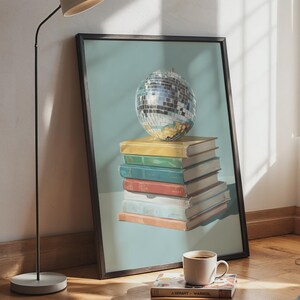 Discokugel auf buntem Bücherstapel – Wandbild, moderne Wohndekoration, witziger Druck für die Bibliothek