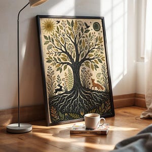 Op de afbeelding: Een ingelijste verticale kunstprint met een gedetailleerde illustratie van een grote boom met zichtbare wortels, omringd door gebladerte, een konijn, een vos, vogels, een zon en een maansikkel in groen-, bruin- en crèmetinten op een textuur.
