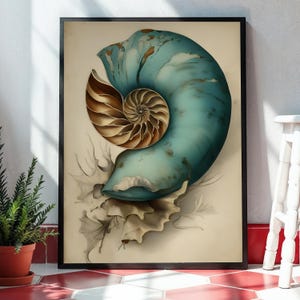 Peut inclure: Une impression d'art murale encadrée représentant un grand coquillage nautile avec une surface extérieure bleu sarcelle et un intérieur en spirale brun doré. Le coquillage est placé au-dessus de formes organiques légères brun clair.