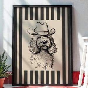 Può includere: Stampa artistica incorniciata con un'illustrazione a penna e inchiostro di un cane con un cappello da cowboy. Il cane è posto su uno sfondo color crema con strisce verticali nere. L'opera d'arte è esposta su un pavimento piastrellato rosso e bianco.