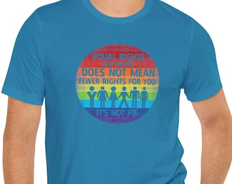 以下が含まれることがあります： 「Equal Rights For Everyone Does Not Mean Fewer Rights For You It's Not Pie」と書かれた虹色のグラフィックサークルが描かれたターコイズブルーのTシャツです。