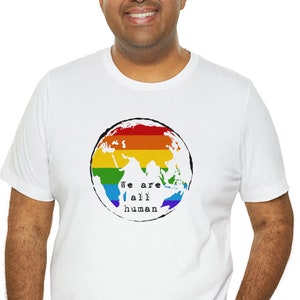 We Are All Human Pride Regenbogen-Weltkarte Unisex-T-Shirt Teil des Erlöses an LGBTQ+-Organisationen