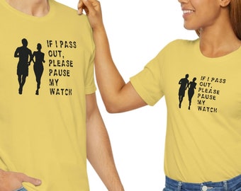 Puede incluir: Dos camisetas amarillas con una silueta negra de dos corredores y el texto "IF I PASS OUT, PLEASE PAUSE MY WATCH".