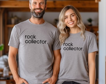 Puede incluir: Dos personas con camisetas grises con el texto "rock collector." impreso en negro.