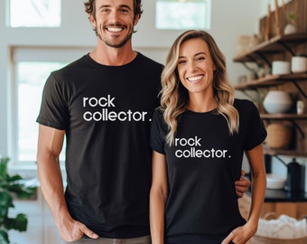 Puede incluir: Una pareja con camisetas negras con el texto "rock collector." impreso en blanco.