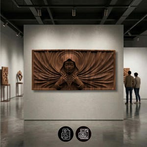 Op de afbeelding: Een groot, rechthoekig houten reliëfbeeldhouwwerk dat een figuur met een gedrapeerd hoofd en gevouwen handen uitbeeldt. De sculptuur is aan een galerijmuur bevestigd. De houtnerf is zichtbaar.