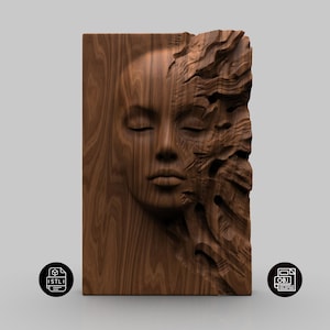 Könnte beinhalten: Ein rechteckiges Wandkunstwerk aus Holz mit dem Gesicht einer Frau mit geschlossenen Augen. Die rechte Seite des Gesichts geht in ein strukturiertes, geschnitztes Design über. Die Holzmaserung ist im gesamten Stück sichtbar.