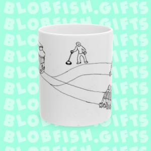 Op de afbeelding: Witte keramische mok met een zwarte lijntekening van een persoon die een curlingsteen veegt, een gebouw en een groep mensen. De achtergrond heeft de tekst "BLOBFISH.GIFTS".