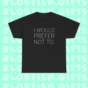 Peut inclure: T-shirt noir avec un texte blanc qui dit "Je préférerais ne pas."