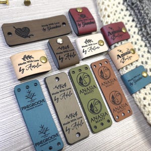 Etichette personalizzate 2,20 x 0,75 pollici per lavori a maglia e uncinetto, etichette in similpelle per articoli fatti a mano, etichette in pelle con rivetti, etichette per cappelli lavorati a maglia