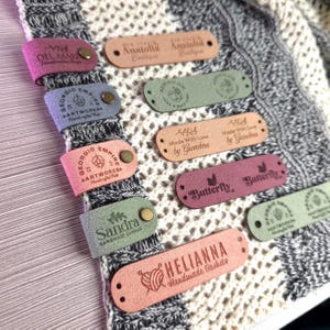 Benutzerdefinierte Ultrasuede Tags 2,75 x 0,75 inch für strickte und häkeln, Etiketten für handgemachte Gegenstände, Lederanhänger mit Nieten, Anhänger für gestrickte Mützen
