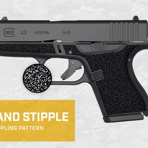 Puede incluir: Una pistola negra con un agarre stipplado. La pistola tiene el texto "GLOCK 43 AUSTRIA 9x19" en el lateral. La imagen muestra un primer plano del patrón de stippling en el agarre.