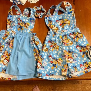 Cartoon Hund Overall Shorts & Trägerkleid verfügbar in 3 verschiedenen lizensierten Stoffen.