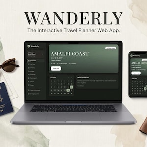 Könnte beinhalten: Ein Laptop und ein Smartphone zeigen die interaktive Reiseplaner-Web-App Wanderly mit einem Dashboard für die Amalfiküste. Zubehör umfasst einen dunkelblauen Reisepass, eine braune Sonnenbrille, eine Bordkarte und ein braunes Leder-Notizbuch mit Stift.