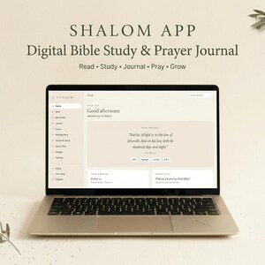 Puede incluir: Un ordenador portátil que muestra la aplicación Shalom, un diario digital de estudio bíblico y oración. La pantalla muestra un panel con el texto Good afternoon, un versículo del Salmo 1:2 y menús de navegación. La interfaz usa tonos beige.