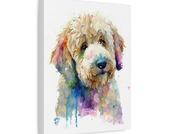 Könnte beinhalten: Aquarellmalerei eines hellbraunen Hundes mit lockigem Fell. Der Hund schaut den Betrachter mit einem süßen Ausdruck an. Der Hintergrund ist ein farbenfroher Aquarell-Waschgang in Rosa, Blau, Lila und Grün.