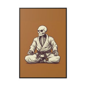 Könnte beinhalten: Eine skelettartige Figur in einem weißen Gi sitzt in meditativer Pose mit einem schwarzen Gürtel um die Taille. Die Figur befindet sich vor einem braunen Hintergrund.