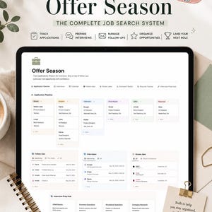 Op de afbeelding: Een digitale Notion-sjabloon voor het zoeken naar een baan, getiteld "Offer Season". De interface toont secties voor het volgen van sollicitaties, het voorbereiden van sollicitatiegesprekken en het beheren van follow-ups. Het ontwerp is strak met een licht kleurenschema en bevat de tekst "ALL-IN-ONE" en "THE COMPLETE JOB SEARCH SYSTEM."