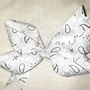 Hair bow. White grosgrain ribbon 5  inch hair bow on alligator clip