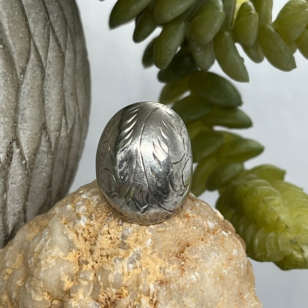 Vintage 1970s Size 4 Extra Small STERLING SILVER 925 Etched Statement Ring