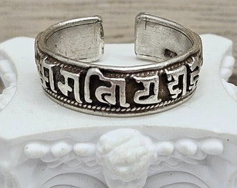 Vintage Tibetan Buddhist Hindi Om Mani Padme Hum Prayer Meditation Signed 925 Sterling SILVER BAND RING Sz 8 Adjustable Boho Hippie Jewelry