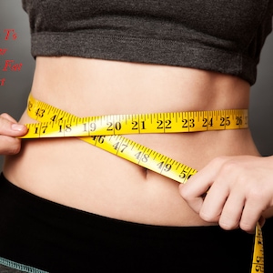 Puede incluir: Una persona mide su cintura con una cinta métrica amarilla. La cinta muestra de "17" a "50". El texto "Learn How To Reach Your Healthy Body Fat Level Fast" está en la esquina superior izquierda de la imagen. El texto "Stay Fearless" está en la esquina superior derecha de la imagen.