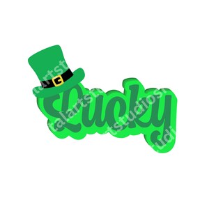 Puede incluir: Sombrero de duende verde y negro con una hebilla dorada, y la palabra "Lucky" en verde con un efecto 3D.