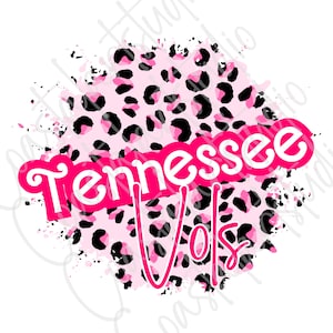 Puede incluir: Fondo de leopardo rosa y negro con las palabras "Tennessee Vols" en letras blancas y rosas.