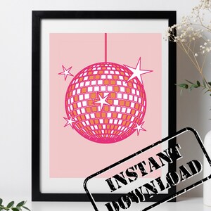 Op de afbeelding: Een roze en oranje discobal met witte sterren die aan een touwtje hangt op een roze achtergrond. De tekst "INSTANT DOWNLOAD" staat in een zwarte stempel in de rechterbenedenhoek van de afbeelding.