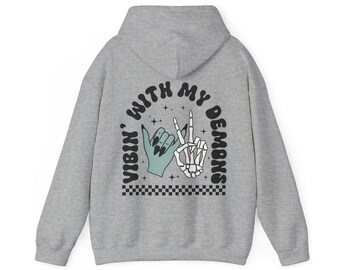 Sudadera con capucha Vibrando con mis demonios