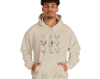 Puede incluir: Una sudadera con capucha beige con una ilustración en blanco y negro de pollos en la parte delantera.