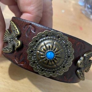 Breites Lederarmband mit Türkis und Bronze Concho, dekorative Lederarmbänder, Boho Schmuck, Southwest Style, Damenleder