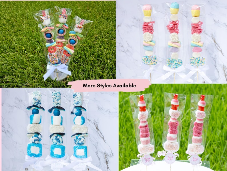 Pu&ograve; includere: Spiedini di marshmallow in confezioni trasparenti di cellophane. Gli spiedini presentano marshmallow, caramelle e zuccherini colorati. Alcuni spiedini hanno un tema a coniglietto. L'immagine include il testo "More Styles Available".