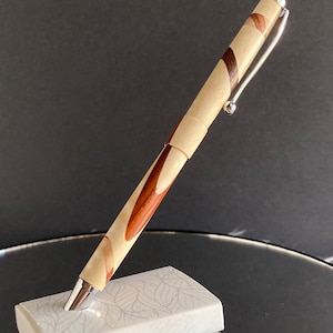 Geschenk, Handgedrechselter Holzstift | Einzigartige Holzarbeit | Besonderer Anlass | Bildende Kunst | Geschenk zum Abschluss, Vatertag, Trauzeugen, Muttertag