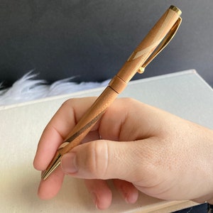 Von Hand gedrechselter Holzstift | Einzigartige Holzarbeit |  Bildende Kunst | Praktisches Geschenk für Abschlussfeier, Home Office, Trauzeuge, Ruhestand, Hochzeit, Mutter