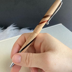 Von Hand gedrechselter Holzstift | Einzigartige Holzarbeit | Besonderer Anlass | Bildende Kunst | Geschenk für Abschlussfeier, Home Office, Trauzeuge, Ruhestand, Hochzeit