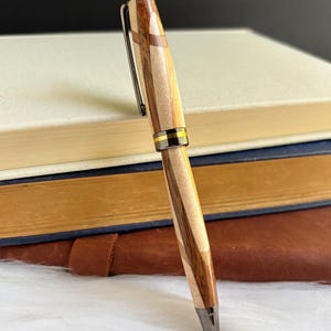 Von Hand gedrechselter Holzstift | Einzigartiges praktisches Geschenk